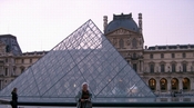 フランス　ルーヴル美術館　ガラス　ピラミッド　エッフェル塔