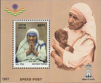 乳飲み子を抱くマザーテレサ（インド、1997年）