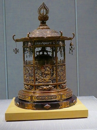 国宝　金銅透彫舎利容器：西大寺所蔵