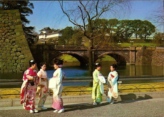 成人式　晴れ着　女性　皇居二重橋1968年