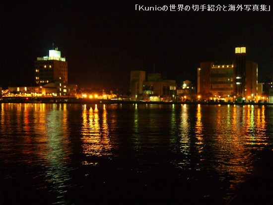 舞鶴から小樽へ向けてのフェリーを利用しました。夜11時頃の舞鶴港前島埠頭と新日本海フェリー。