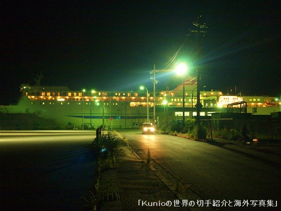 舞鶴から小樽へ向けてのフェリーを利用しました。夜11時頃の舞鶴港前島埠頭と新日本海フェリー。