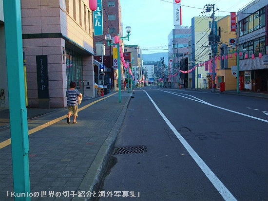 早朝の小樽駅前の風景