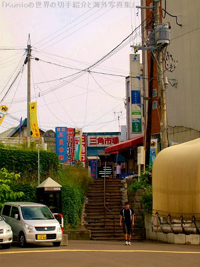 小樽駅前を左にすぐ三角市場