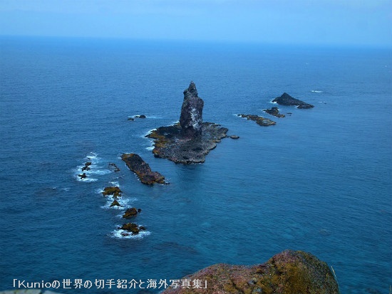 神威岩は、高さ41mの岩礁。神威岬の先端から見え、乙女の化身といわれている。