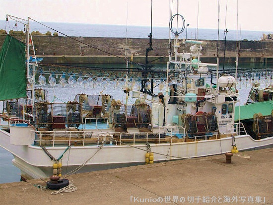 岩内港と停泊する漁船