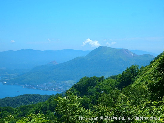 正面の大きな山が有珠山、左の小さな山が昭和新山