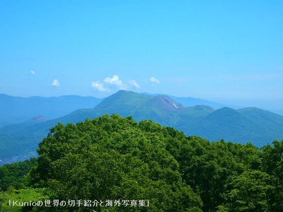 正面の大きな山が有珠山、左の小さな山が昭和新山