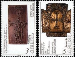 十字架から下ろされるキリストを描いた木版、銀製の十字架、水筒ほか、世界遺産エチミアチンの大聖堂に残された遺宝。 （アルメニア、1994年）