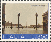 水浸しになったヴェネツィアのサンマルコ広場
