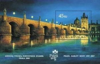 カレル橋はチェコ共和国の首都、プラハを流れるヴルタヴァ川（モルダウ）に架かっている橋