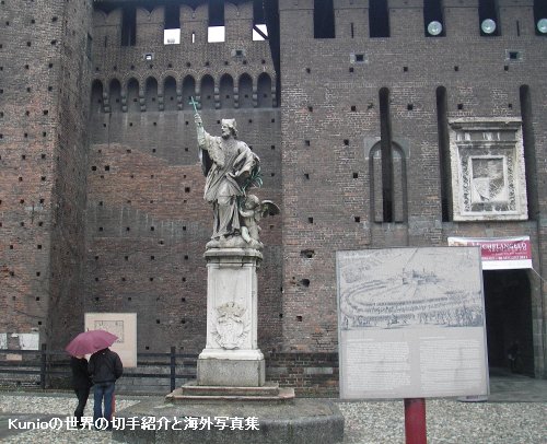 スフォルツァ城の内部と銅像