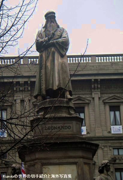 レオナルド・ダ・ヴィンチの立像とミラノ市庁舎（スカラ広場）