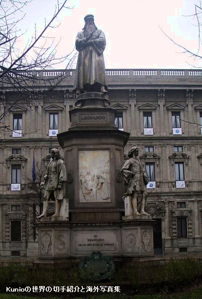 レオナルド・ダ・ヴィンチの立像とミラノ市庁舎（スカラ広場）
