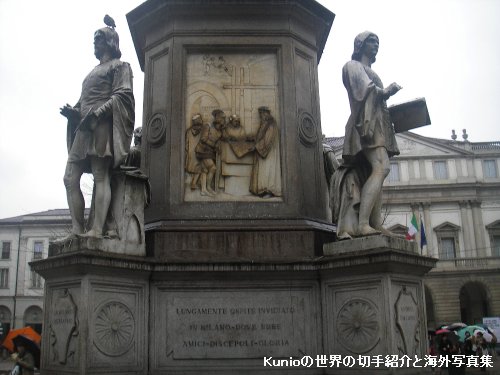 レオナルド・ダ・ヴィンチの立像の足元の弟子達と教授風景
