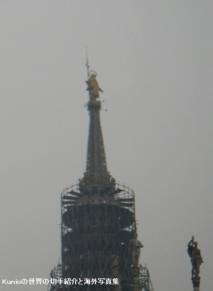 主尖塔　金のマリア像