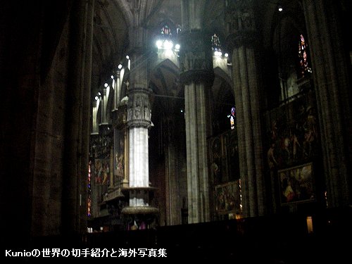 ミラノのドゥオーモ　大聖堂内部　綺麗なステンドグラス 内部は当然ながら非常に荘厳な感じです