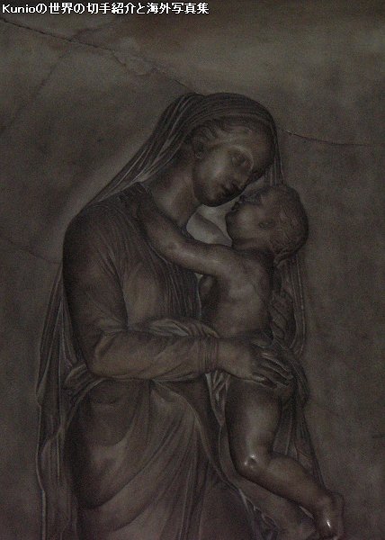 ミラノのドゥオーモ　聖母子レリーフ