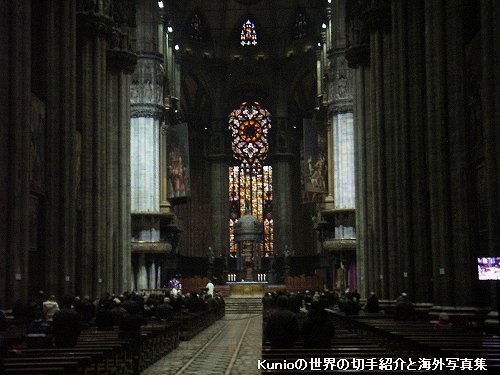 ミラノのドゥオーモ　大聖堂内部　綺麗なステンドグラス 内部は当然ながら非常に荘厳な感じです