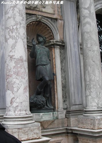 ヴェネツィア街角のブロンズ像