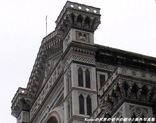 ドゥオーモのファサードの上層部の装飾　フィレンツェ