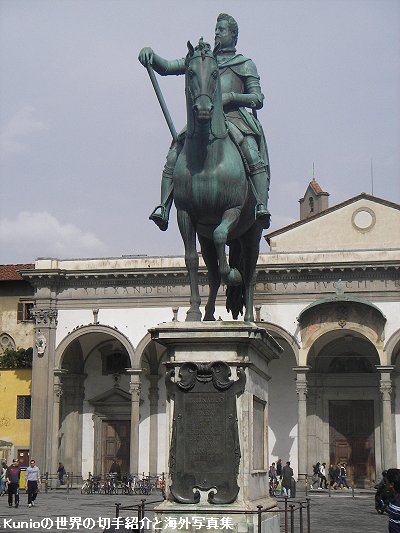 サンティッシマ・アンヌンツィアータ広場　コジモ1世の像