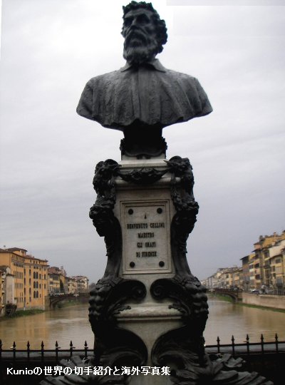 ヴェッキオ橋上のチェッリーニ像
