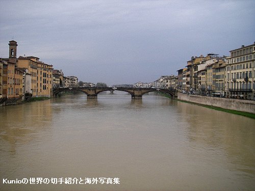 フィレンツェのアルノ川と街並み