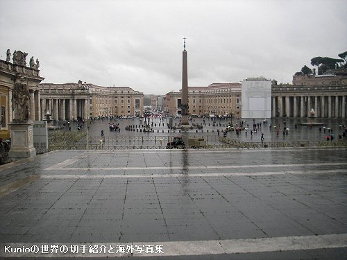 サンピエトロ広場とコロネード中央部のオベリスク