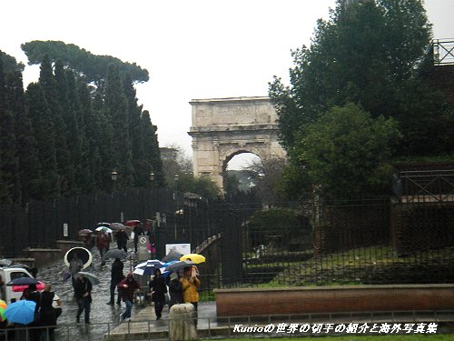 雨に煙るコンスタンティヌスの凱旋門　ローマ　世界遺産