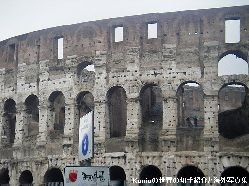 コロッセウム（ラテン語：Colosseum, イタリア語：Colosseo コロッセオ）