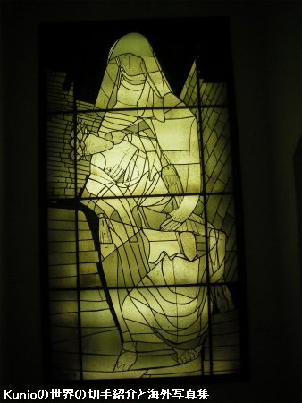 聖母子のステンドグラス