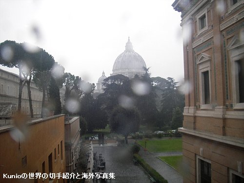 バチカン博物館から見える雨のサン・ピエトロ大聖堂