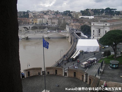 サンタンジェロ橋からのローマの風景　テヴェレ川