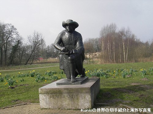 オランダが生んだバロックの巨匠レンブラントの銅像とお花畑