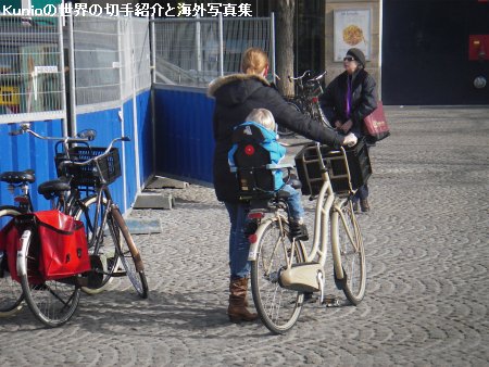 親子　アムステルダムの中心街はホテルやケンタッキーフライドチキンのお店もあります。驚くのは自転車の利用者が多い事。