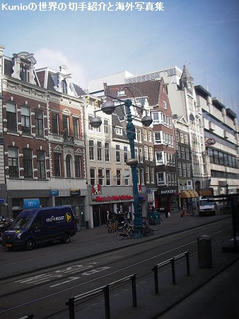 アムステルダムの中心街はホテルやケンタッキーフライドチキンのお店もあります。驚くのは自転車の利用者が多い事。