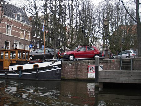 オランダ・アムステルダムの運河沿いの街並み