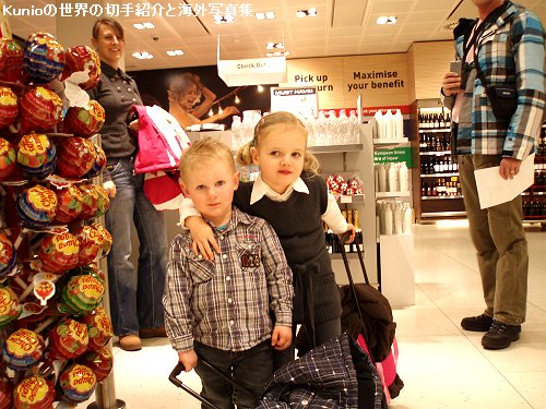 オランダの可愛い姉弟（スキポール空港、2011年）