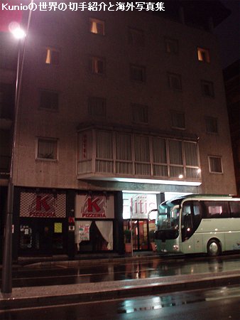 ミラノのホテルとバス（後方）