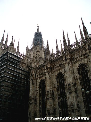 ミラノのドゥオーモの主尖塔と外壁の彫刻