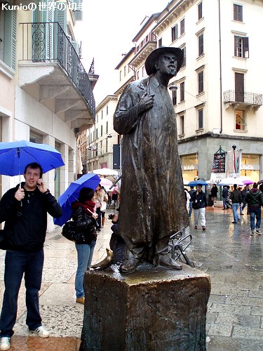 ヴェローナ街角の彫像