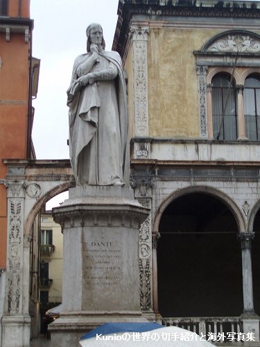 シニョーリ広場とダンテ・アリギエーリの像(it:Palazzo del Podesta (Verona))