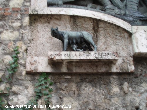 「狼の乳を吸うロムルスとレムス」の像