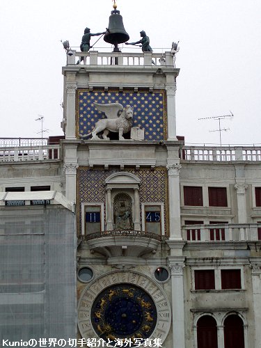 ムーア人の時計塔 (Torre del'Orologio) 旧行政館側にある。リアルト橋方面への出口の目印 