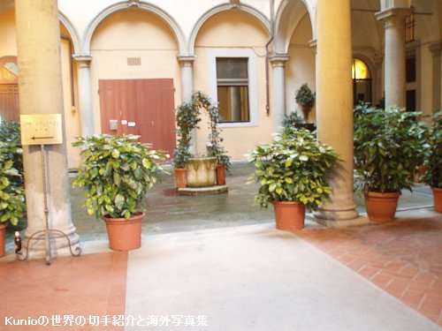 イタリア風の一般民家の中庭