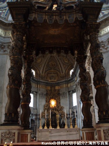 内陣の青銅製大天蓋（バルダッキーノ）　Basilica di San Pietro in Vaticano