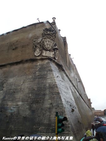 バチカン市国の外壁と紋章
