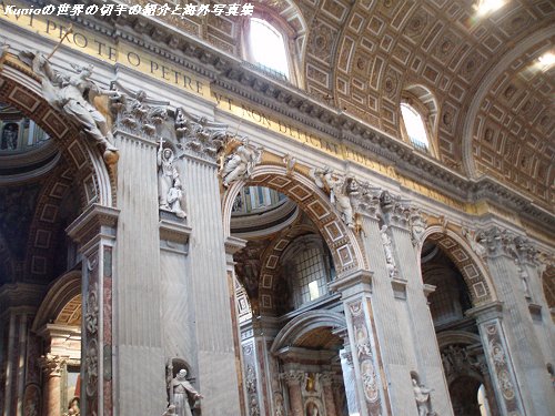 サン・ピエトロ大聖堂の内部の柱の彫刻と天井　Basilica di San Pietro in Vaticano