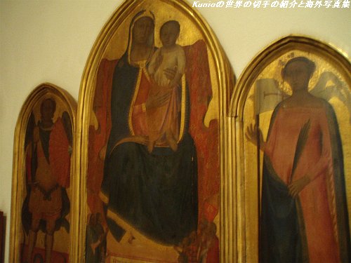 バチカン絵画館（ピナコテカ）　アレグレット・ヌーツィ（ファブリアーノ　1315-73）『玉座の聖母子、大天使聖ミカエル、聖ウスミラ』1365